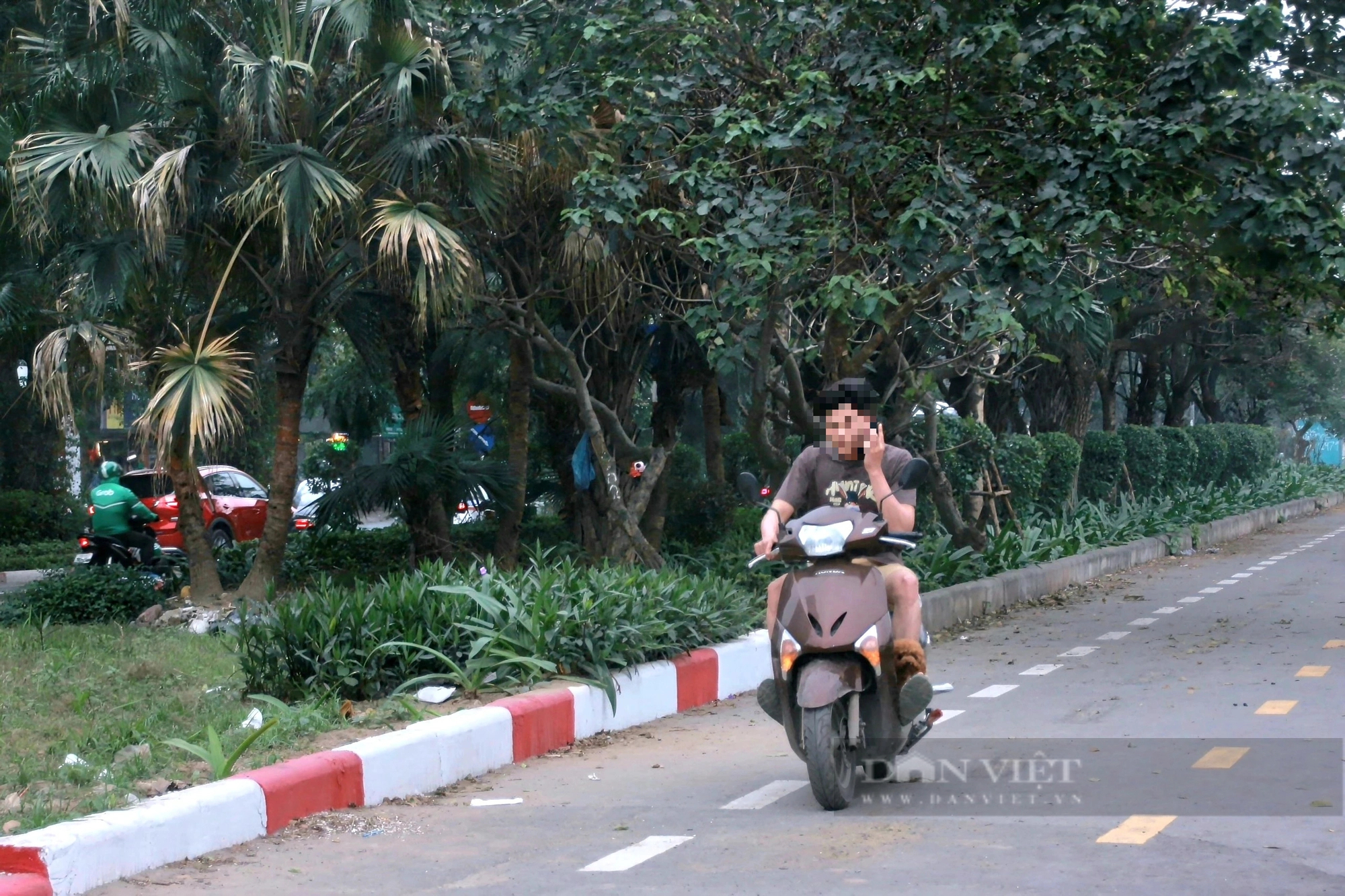 Lách rào chắn, xe máy đi vào làn đường dành riêng cho xe đạp ở Hà Nội- Ảnh 3.