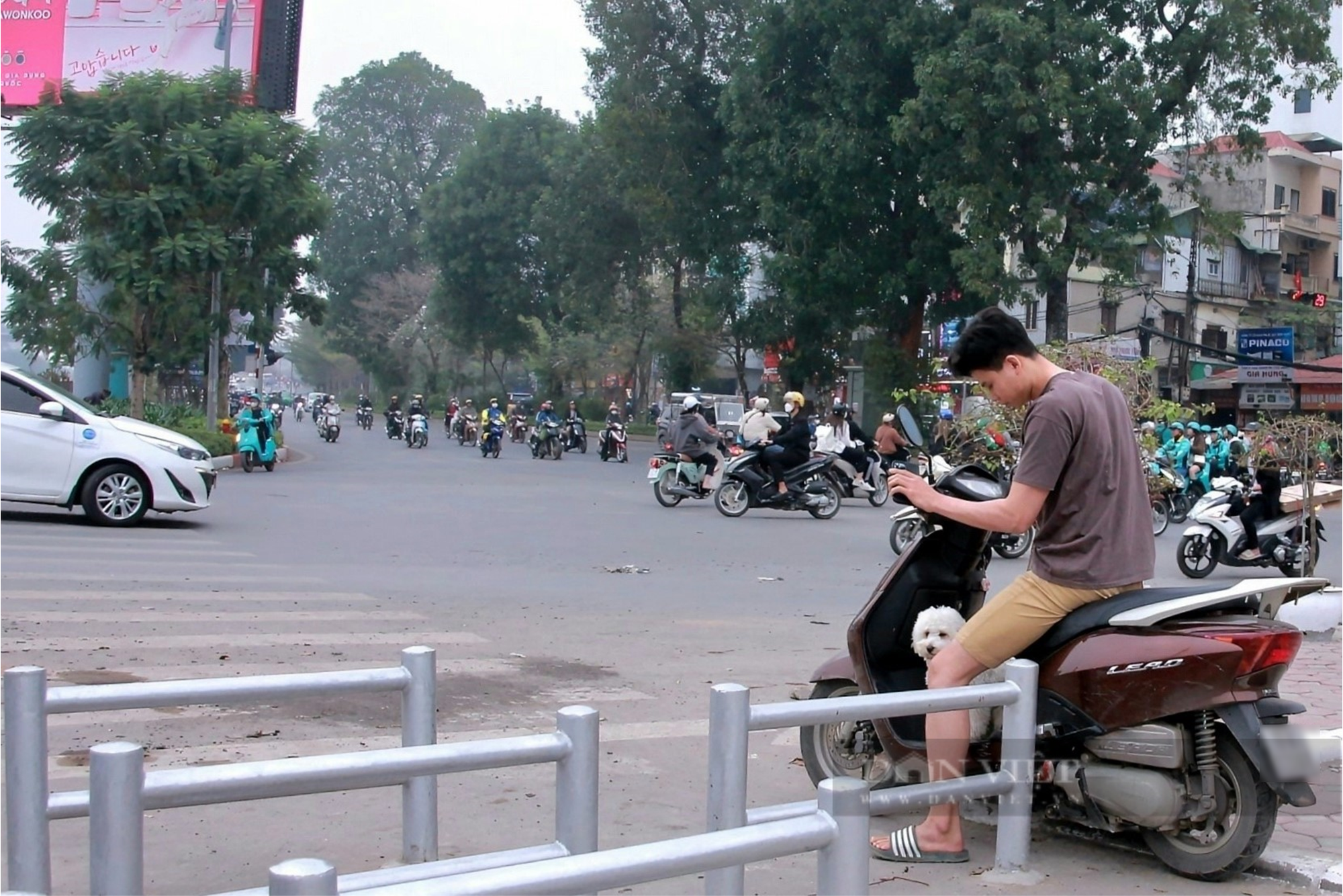 Lách rào chắn, xe máy đi vào làn đường dành riêng cho xe đạp ở Hà Nội- Ảnh 4.