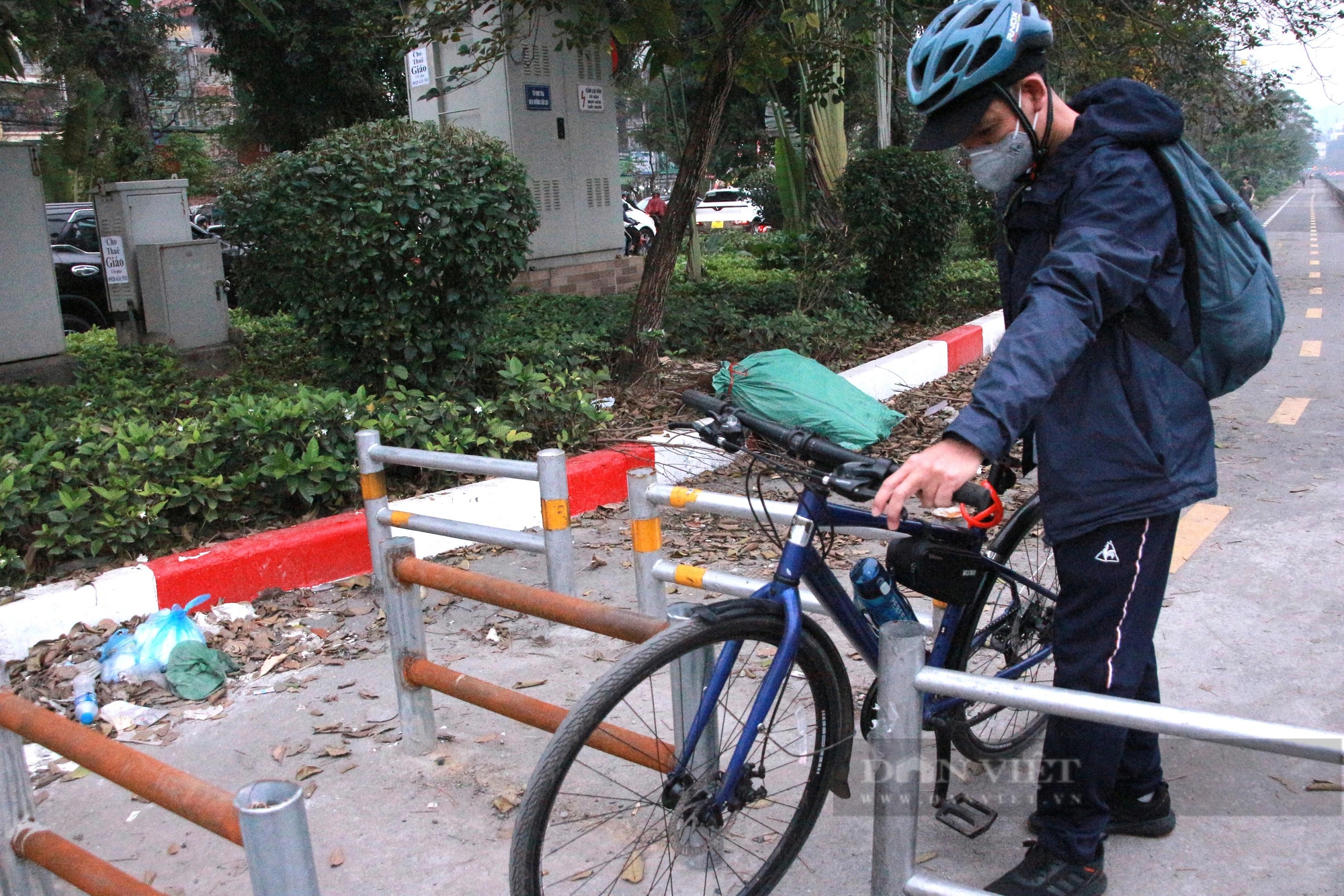 Lách rào chắn, xe máy đi vào làn đường dành riêng cho xe đạp ở Hà Nội- Ảnh 6.