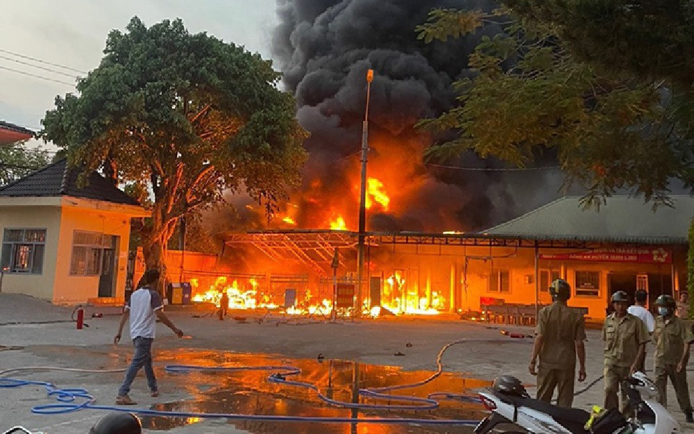 Cháy nhà xe tạm giữ ở Bình Thuận do một chiến sĩ công an vứt tàn thuốc bất cẩn