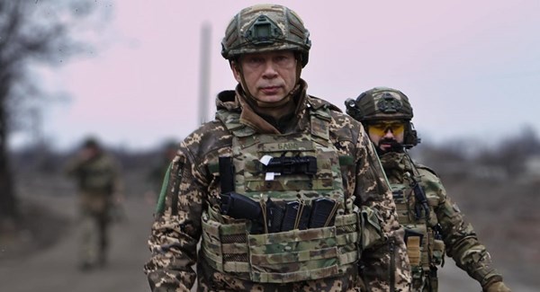 Tổng tư lệnh Ukraine thăm tiền tuyến giữa lúc quân Nga ra sức chọc thủng phòng tuyến của Kiev- Ảnh 1.