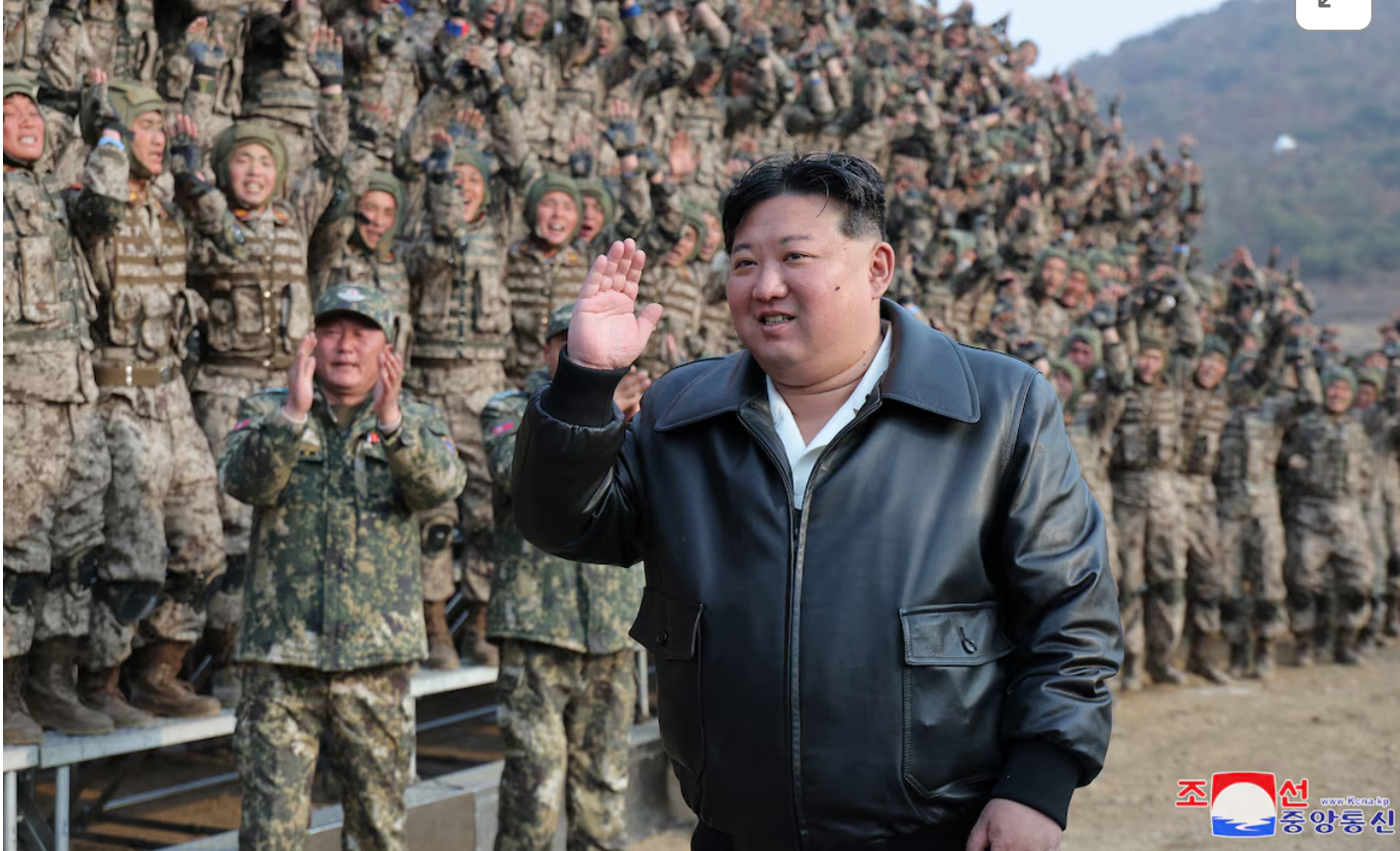 Ông Kim Jong Un lái xe do ông Putin tặng đi giám sát tập trận- Ảnh 1.