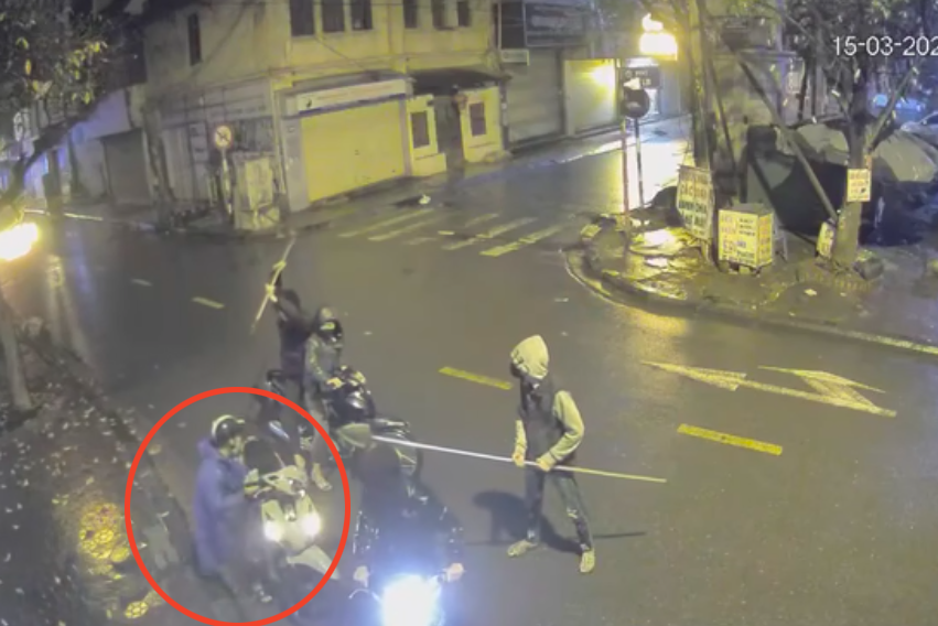 Nhóm thanh niên cầm phóng lợn chặn xe, cướp tài sản giữa đường ở Hà Nội bị bắt- Ảnh 1.