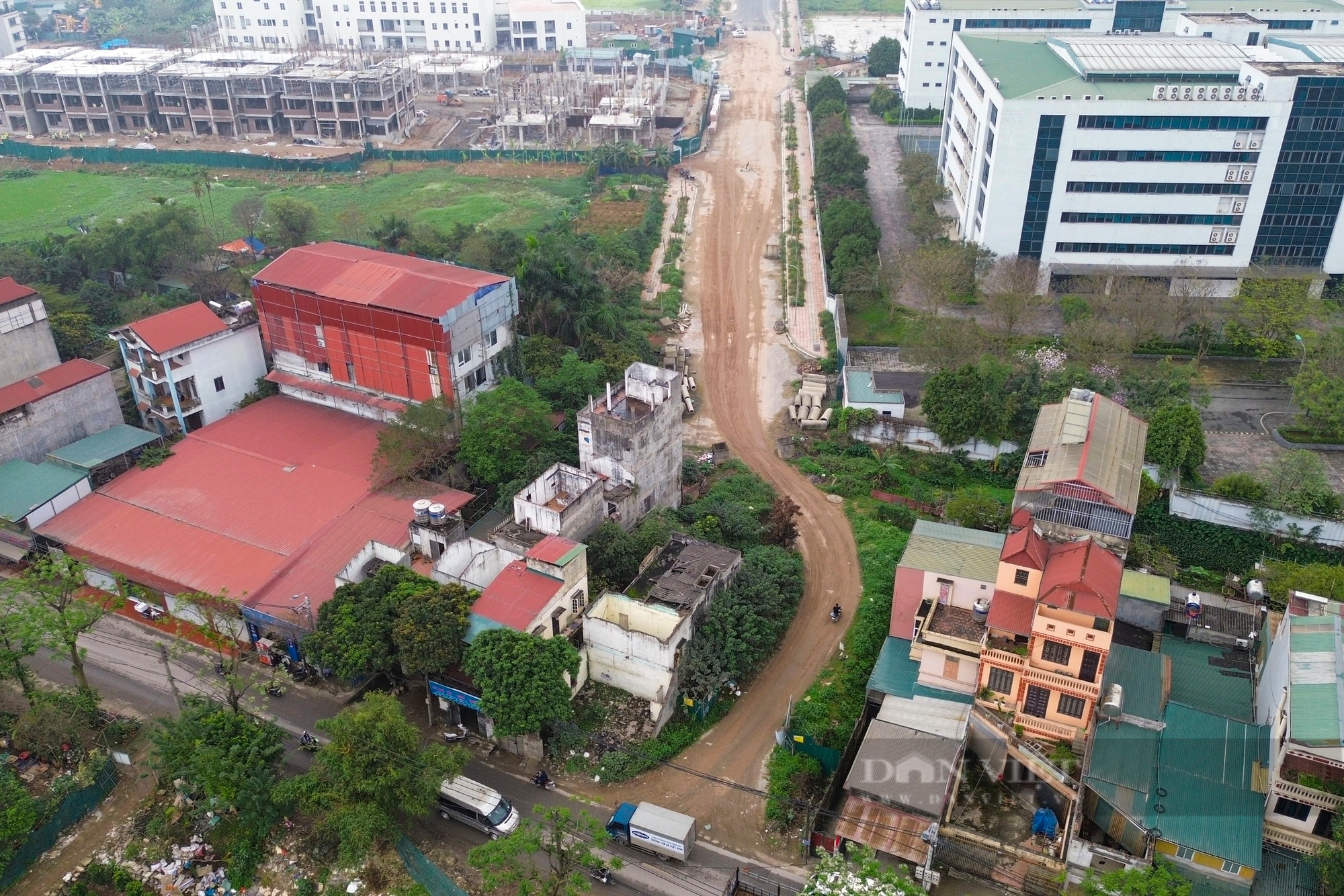 Toàn cảnh tuyến đường dài 1,3 km “lỡ hẹn” gần 2 năm vẫn chưa thể thông xe tại Hà Nội- Ảnh 3.