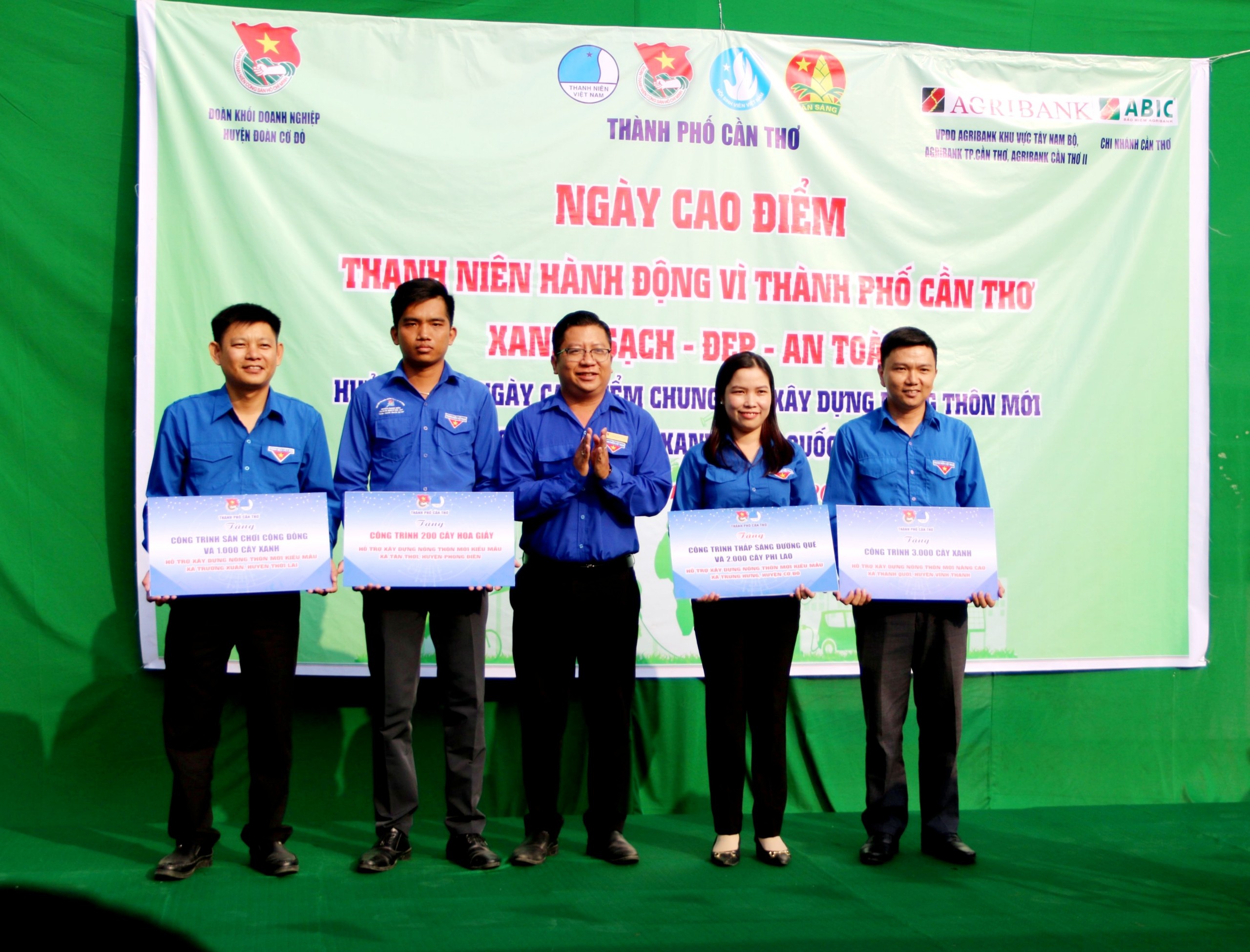 Đoàn Thanh niên VPĐD, các CN Agribank tại Cần Thơ phối hợp trồng 500 cây sao tại huyện Cờ Đỏ- Ảnh 2.