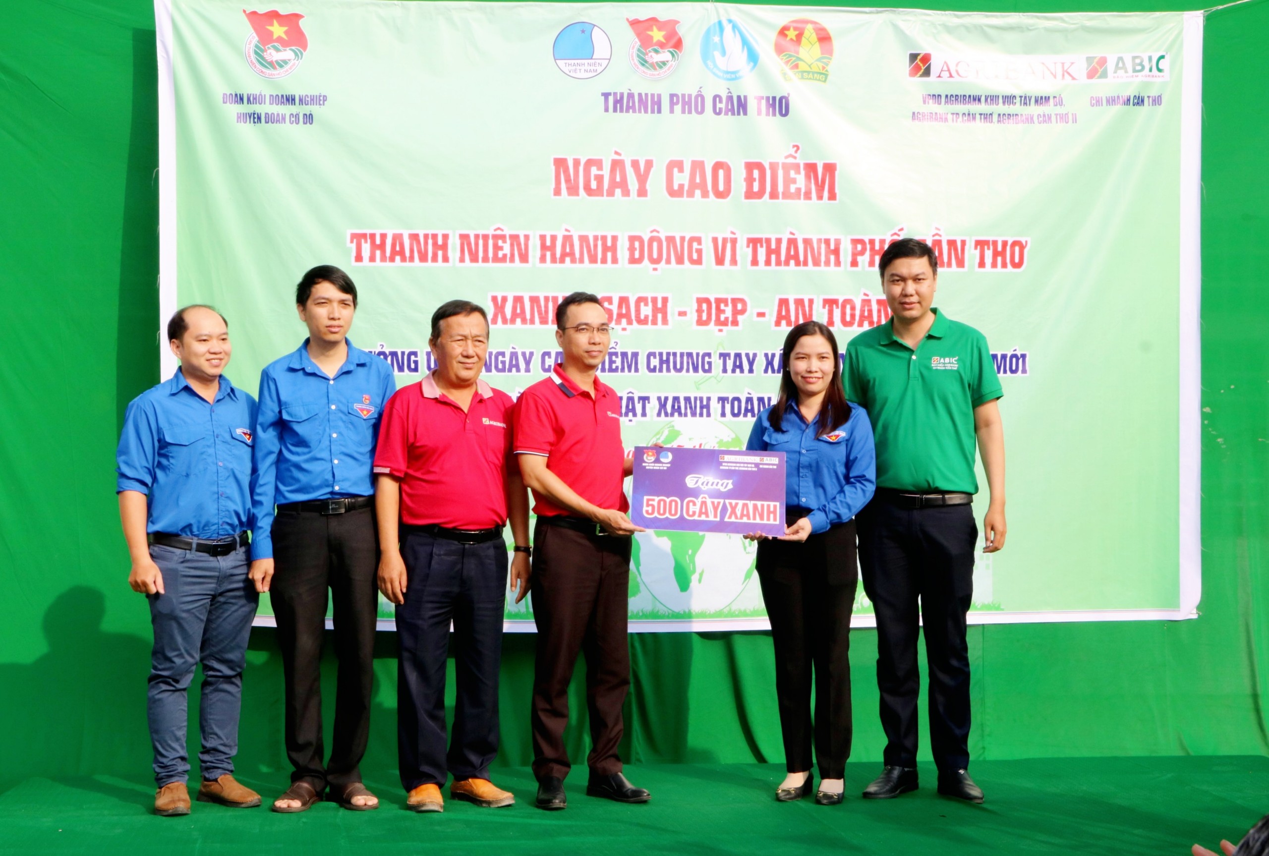 Đoàn Thanh niên VPĐD, các CN Agribank tại Cần Thơ phối hợp trồng 500 cây sao tại huyện Cờ Đỏ- Ảnh 1.