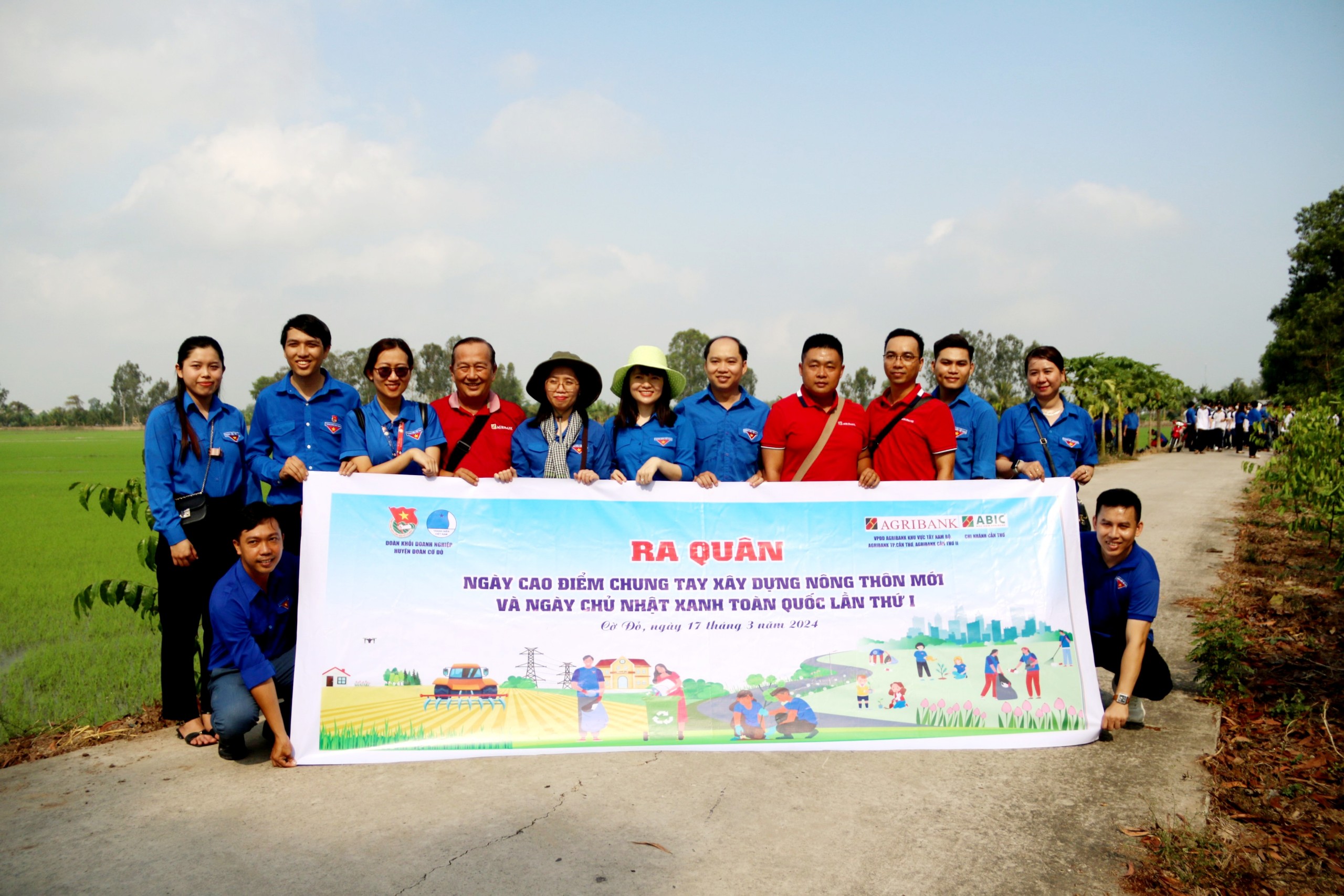 Đoàn Thanh niên VPĐD, các CN Agribank tại Cần Thơ phối hợp trồng 500 cây sao tại huyện Cờ Đỏ- Ảnh 4.