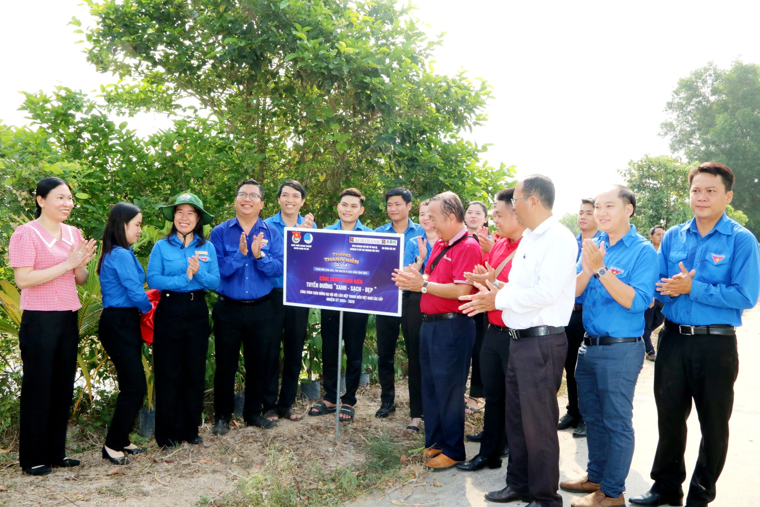 Đoàn Thanh niên VPĐD, các CN Agribank tại Cần Thơ phối hợp trồng 500 cây sao tại huyện Cờ Đỏ- Ảnh 3.