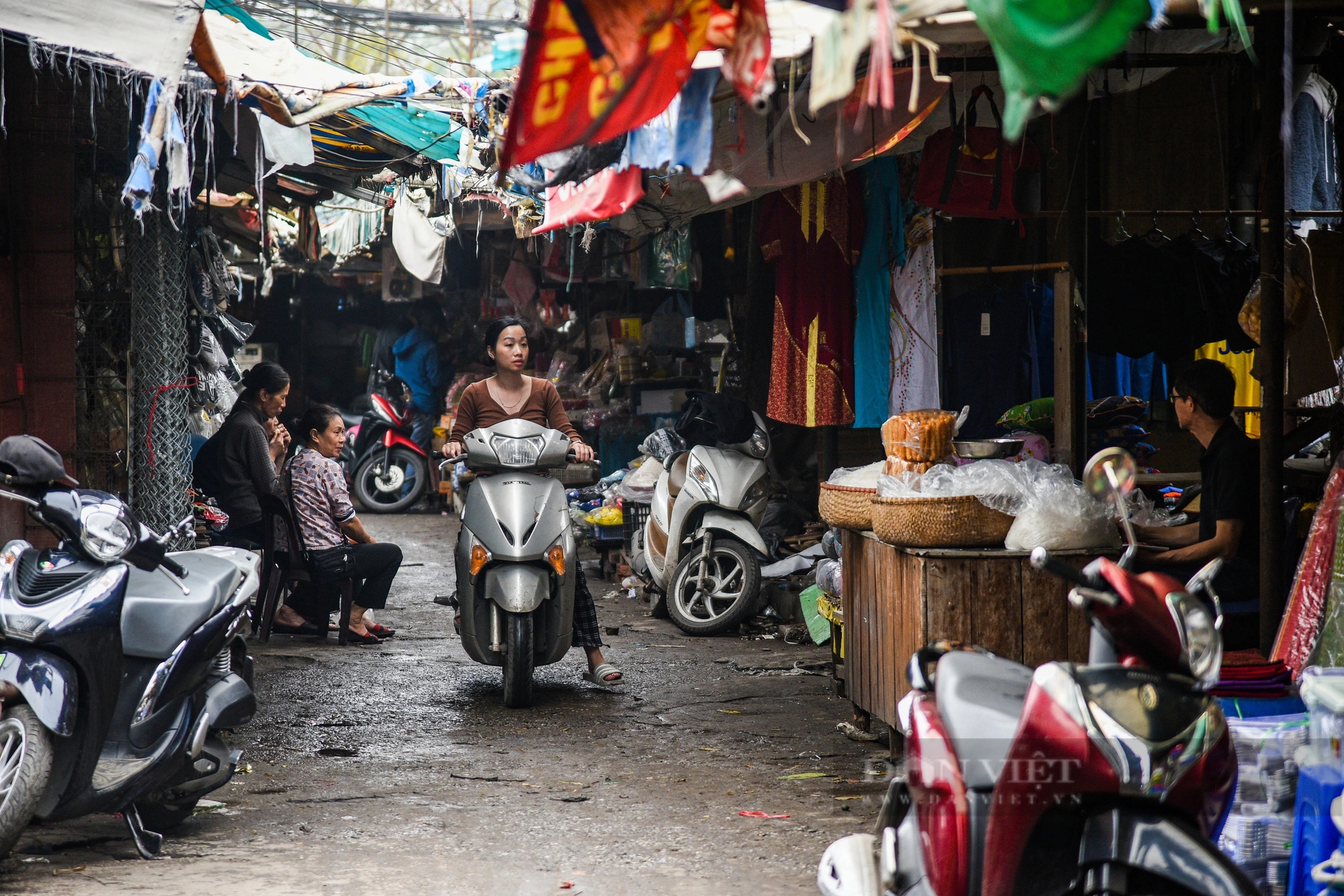 Chợ Mai Động tan hoang như bão quét qua trước ngày di dời để làm đường Tam Trinh- Ảnh 4.