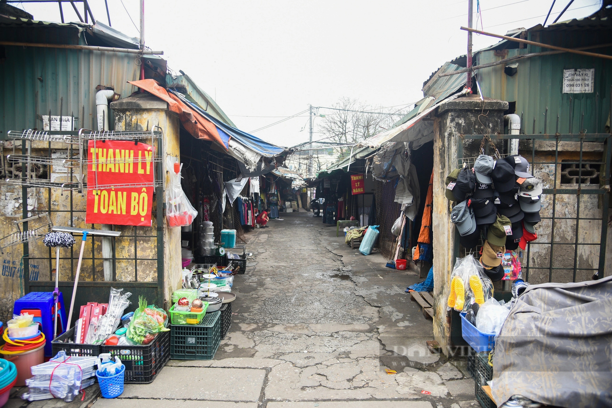 Chợ Mai Động tan hoang như bão quét qua trước ngày di dời để làm đường Tam Trinh- Ảnh 8.