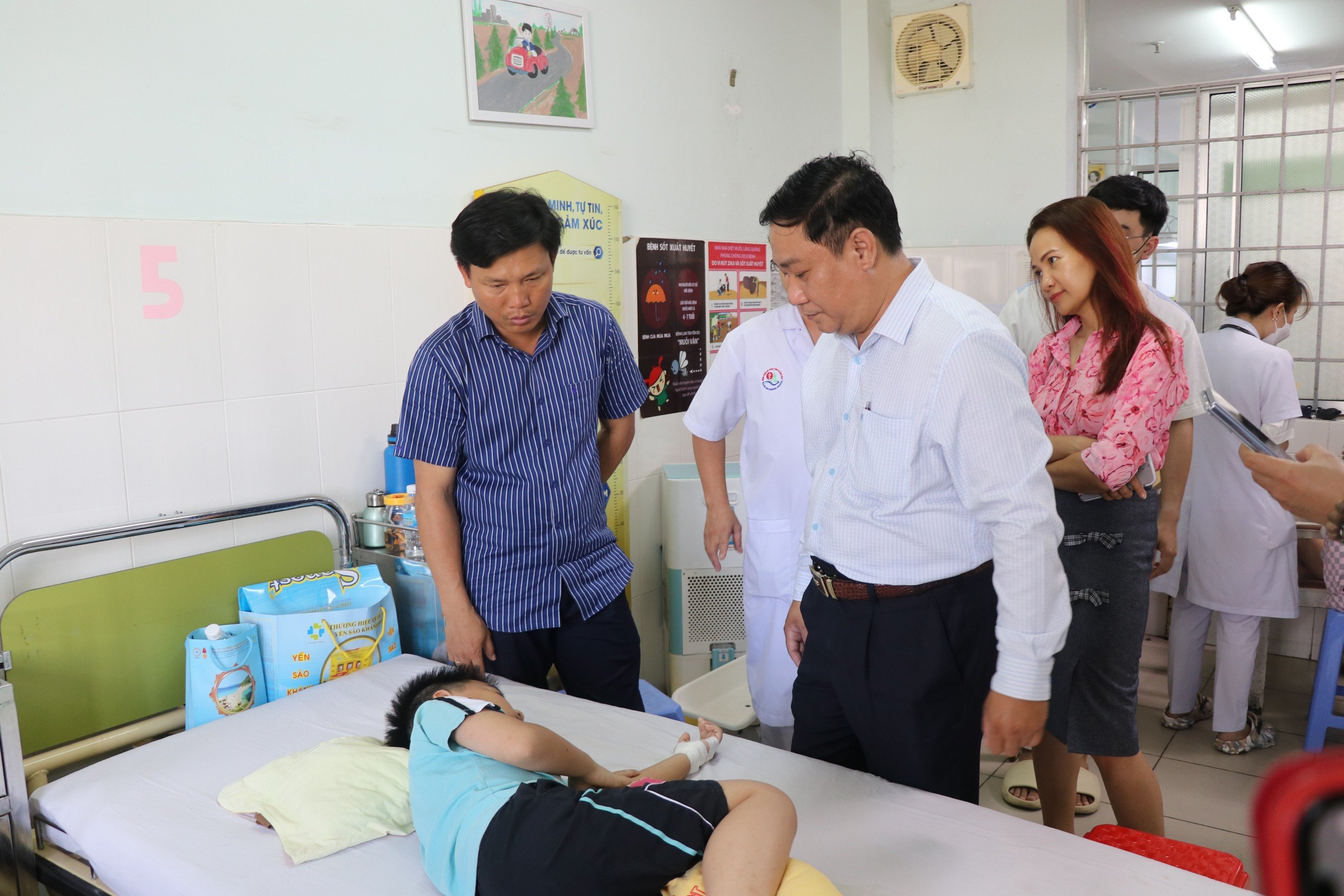 Vụ nghi ngộ độc cơm gà ở Nha Trang: Giám đốc Sở Y tế Khánh Hòa thông tin về sức khỏe các bệnh nhân- Ảnh 2.