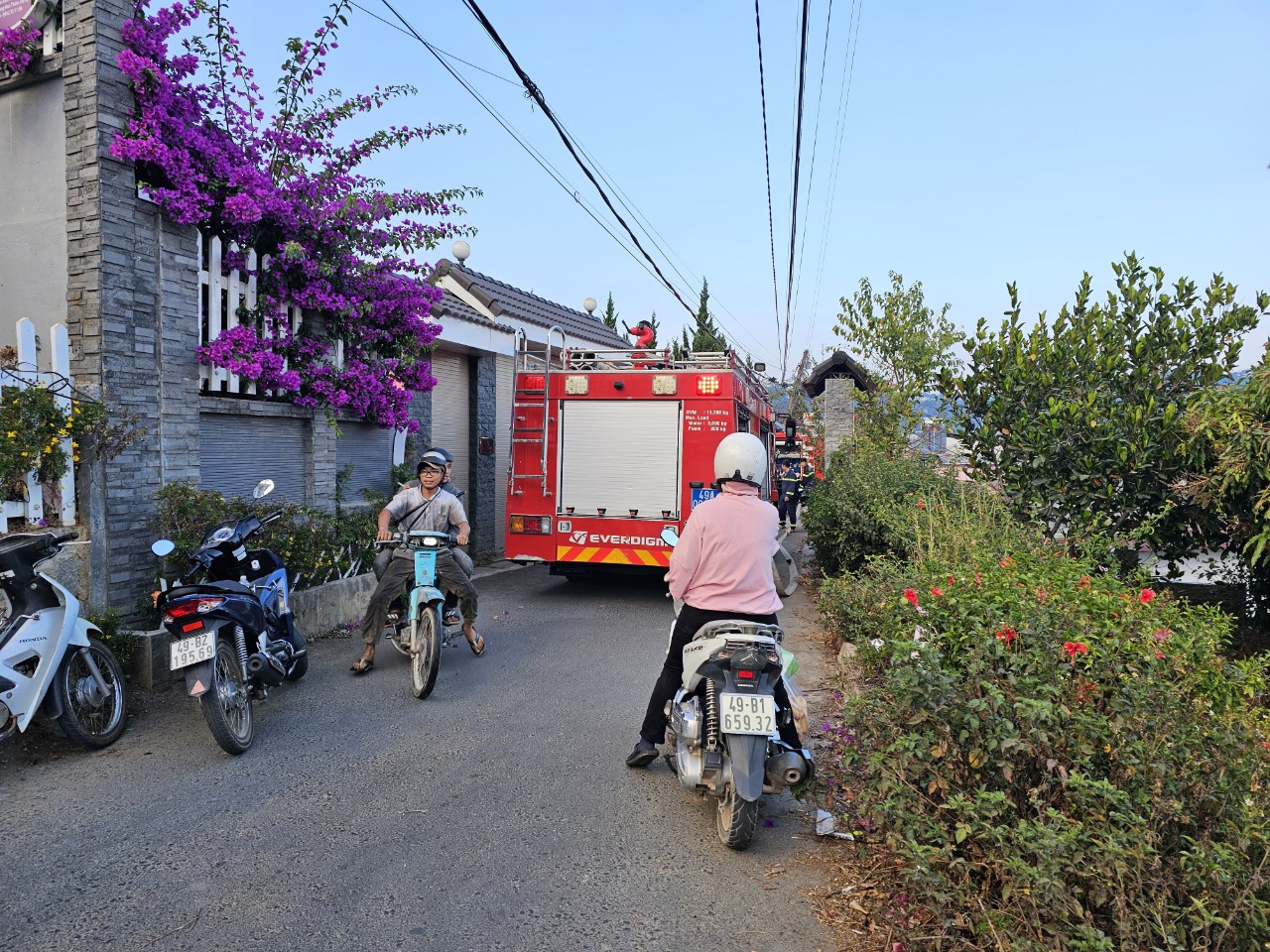 Hai người đốt cỏ khô làm lửa lây lan, thiêu rụi dãy khung nhà tiền chế trái phép tại TP. Đà Lạt- Ảnh 4.