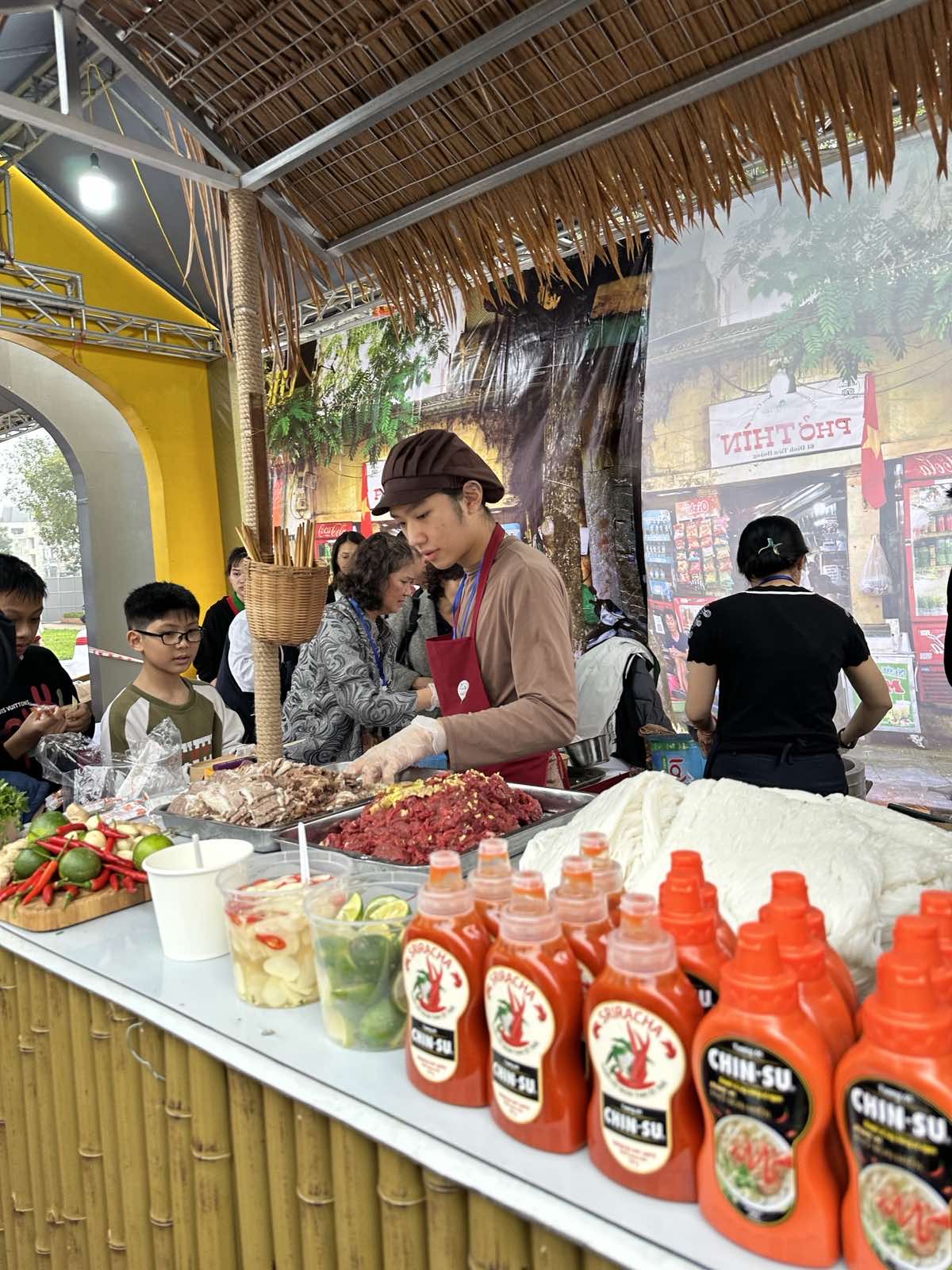 Khách tham gia Festival Phở 2024 tại Nam Định, xuýt xoa với tương ớt CHIN-SU Sriracha- Ảnh 1.