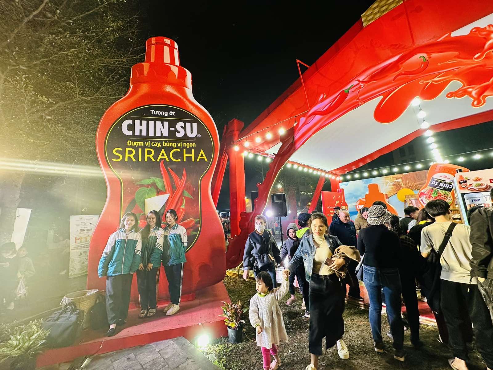 Khách tham gia Festival Phở 2024 tại Nam Định, xuýt xoa với tương ớt CHIN-SU Sriracha- Ảnh 2.