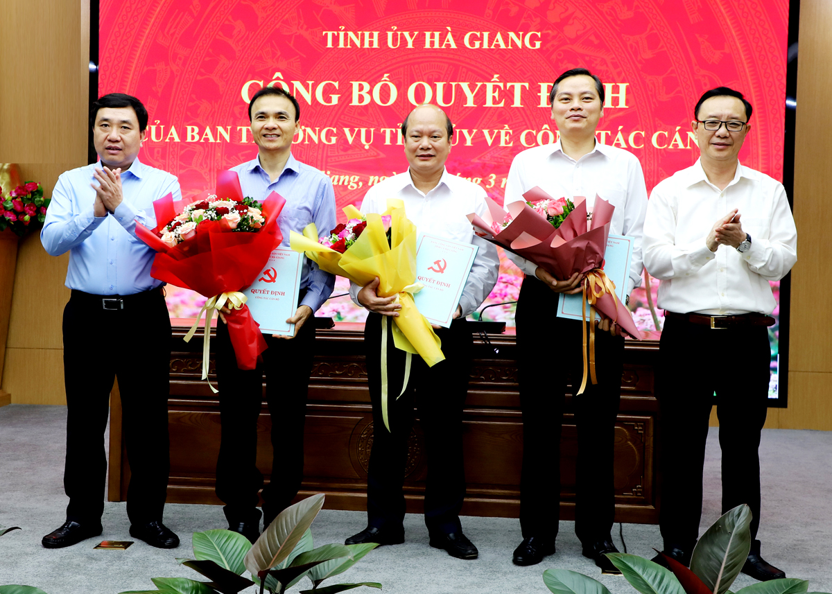 Bí thư Huyện ủy Đồng Văn được giới thiệu để bầu giữ chức Chủ tịch Hội Nông dân tỉnh Hà Giang- Ảnh 1.