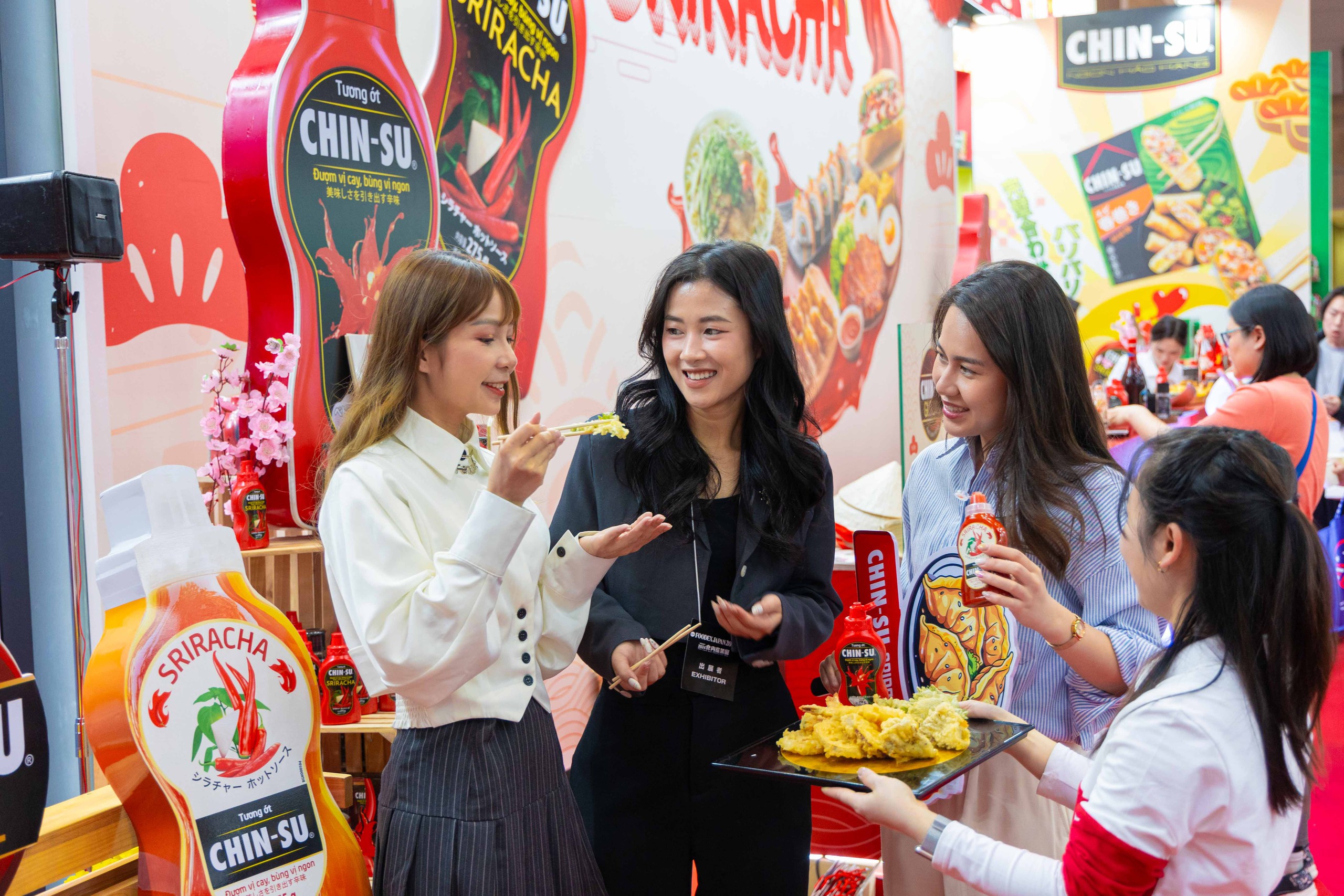Khách tham gia Festival Phở 2024 tại Nam Định, xuýt xoa với tương ớt CHIN-SU Sriracha- Ảnh 5.