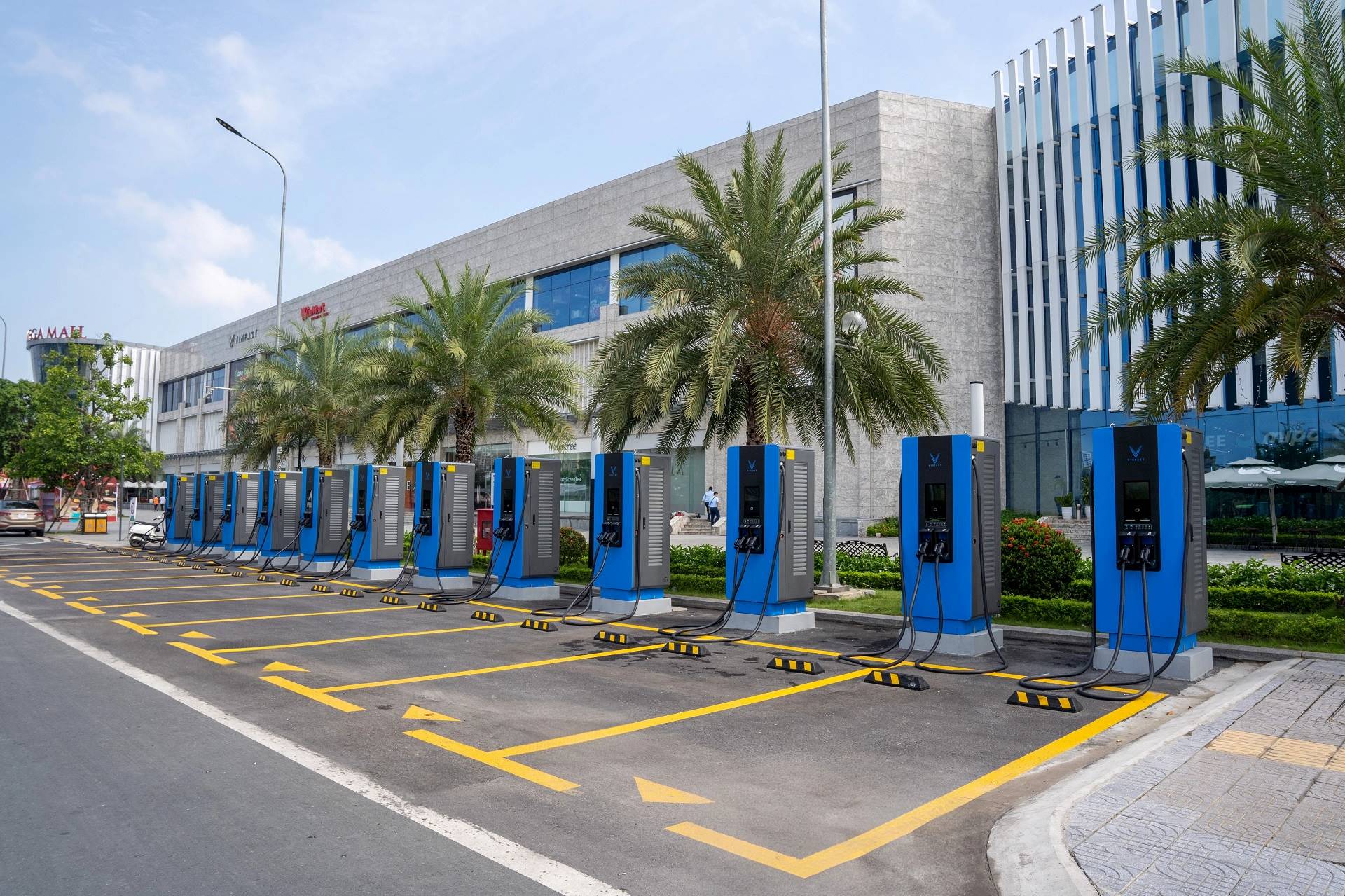 Nhà sáng lập VinFast thành lập công ty phát triển trạm sạc xe điện toàn cầu- Ảnh 1.