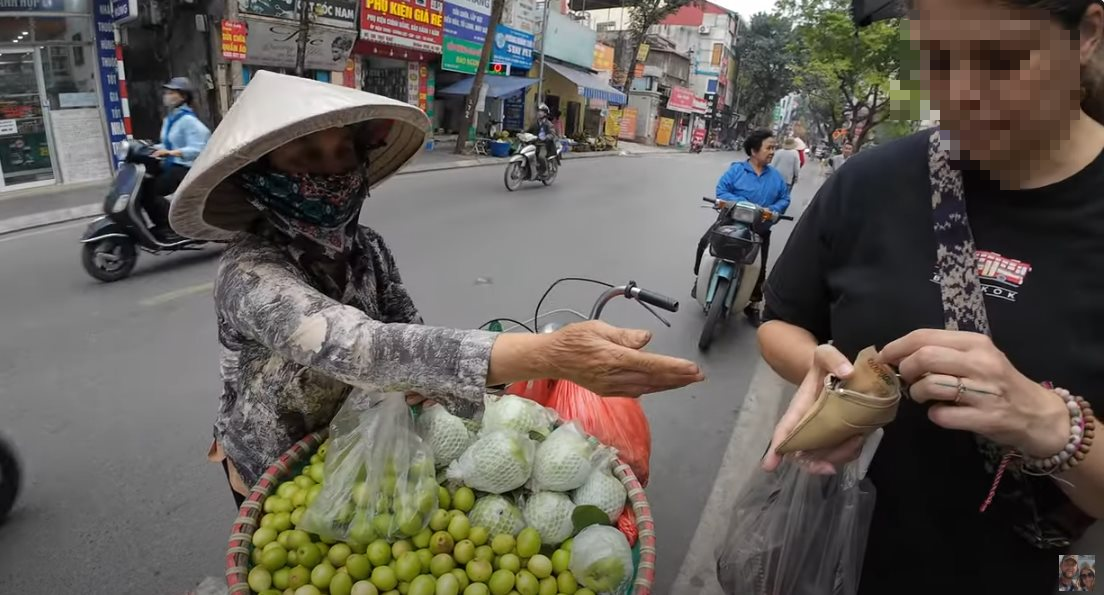 Người phụ nữ bán túi táo giá 200.000 đồng cho khách nước ngoài bị xử phạt- Ảnh 1.