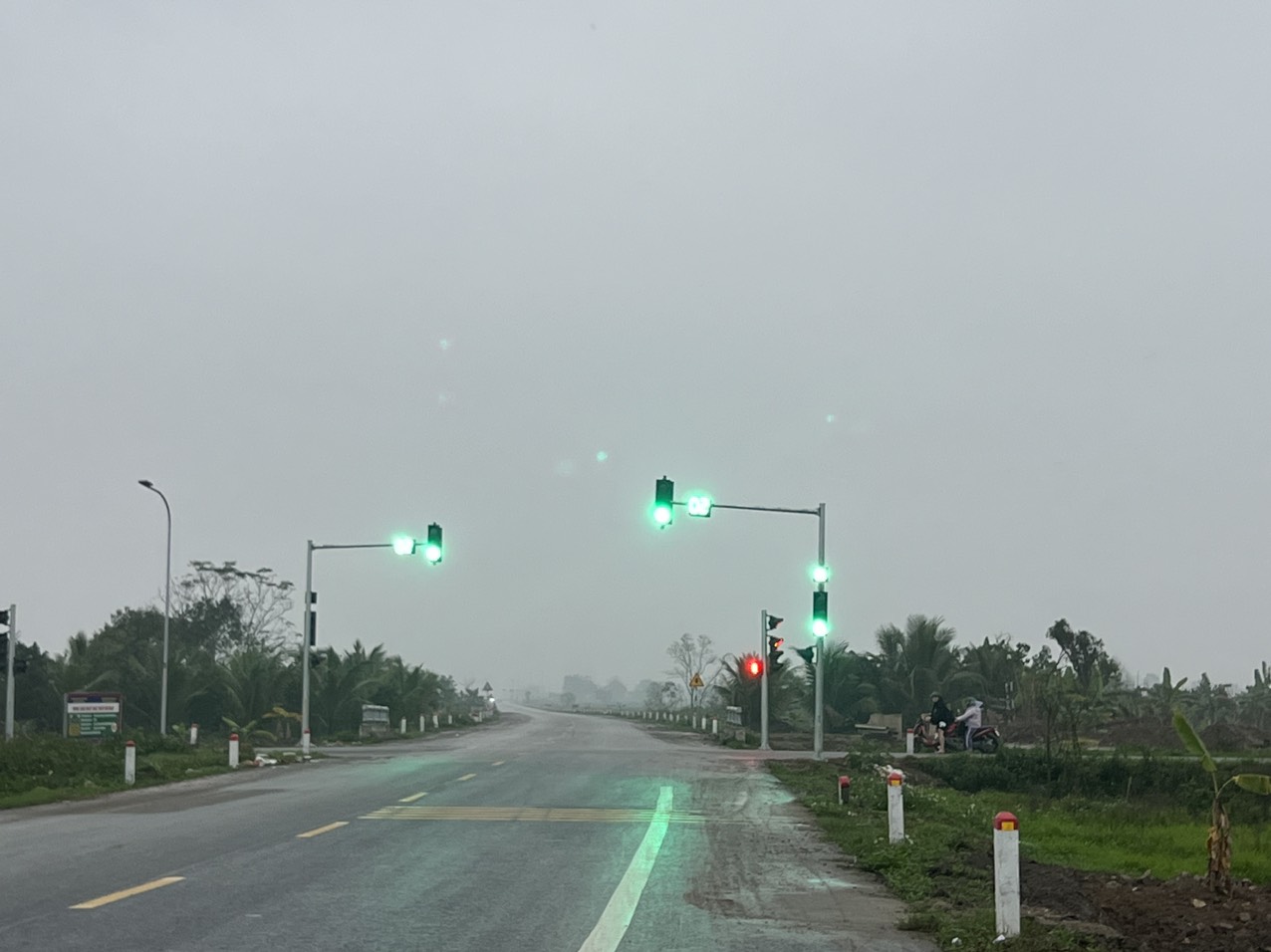 Hải Phòng: Đèn tín hiệu giao thông đã được lắp đặt tại ngã tư "tử thần" sau khi báo Dân Việt phản ánh- Ảnh 1.