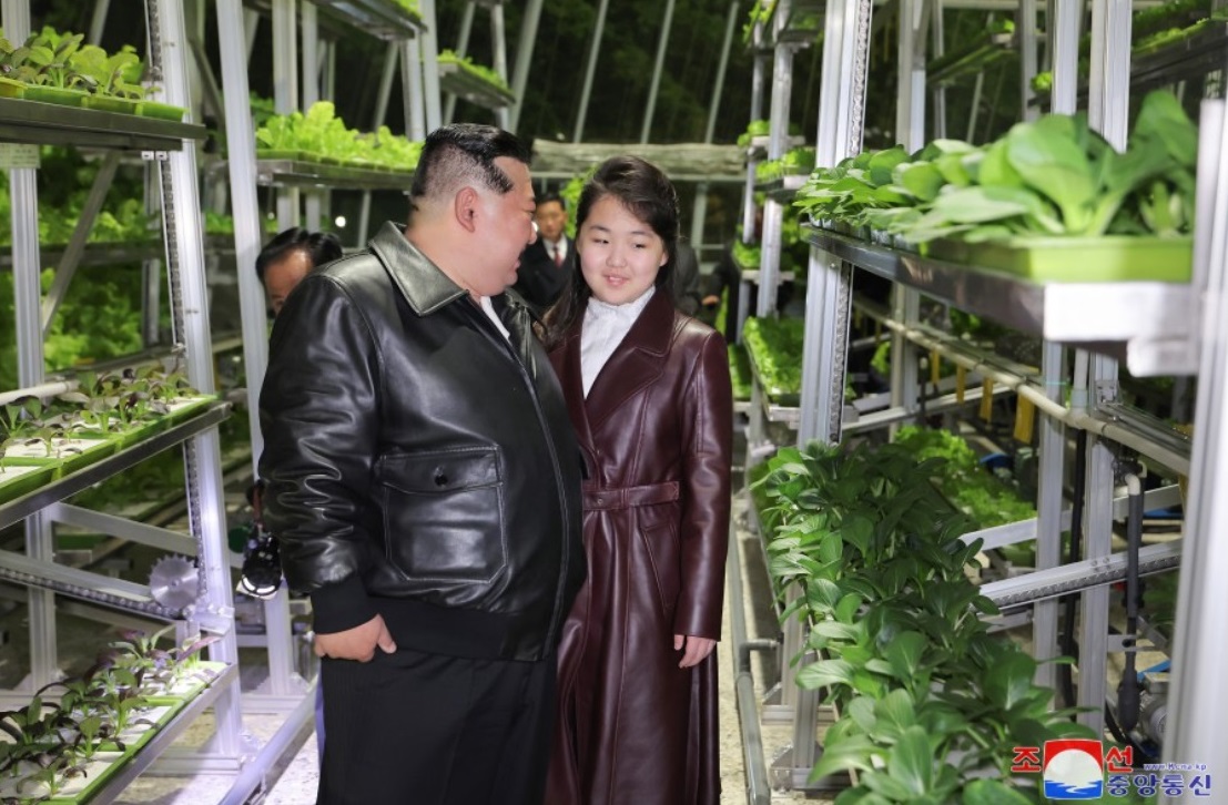 Dấu hiệu ông Kim Jong Un đang nuôi dạy con gái Ju Ae trở thành người kế nhiệm tiềm năng?- Ảnh 2.