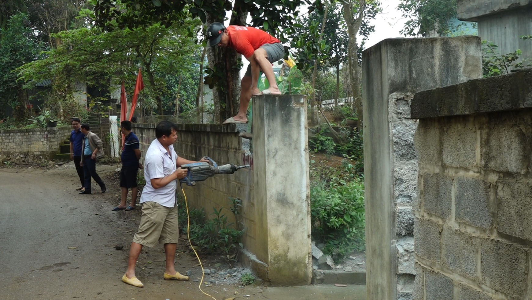 Một huyện miền núi của tỉnh Thái Nguyên sắp về đích nông thôn mới, người dân tích cực hiến đất mở đường- Ảnh 3.