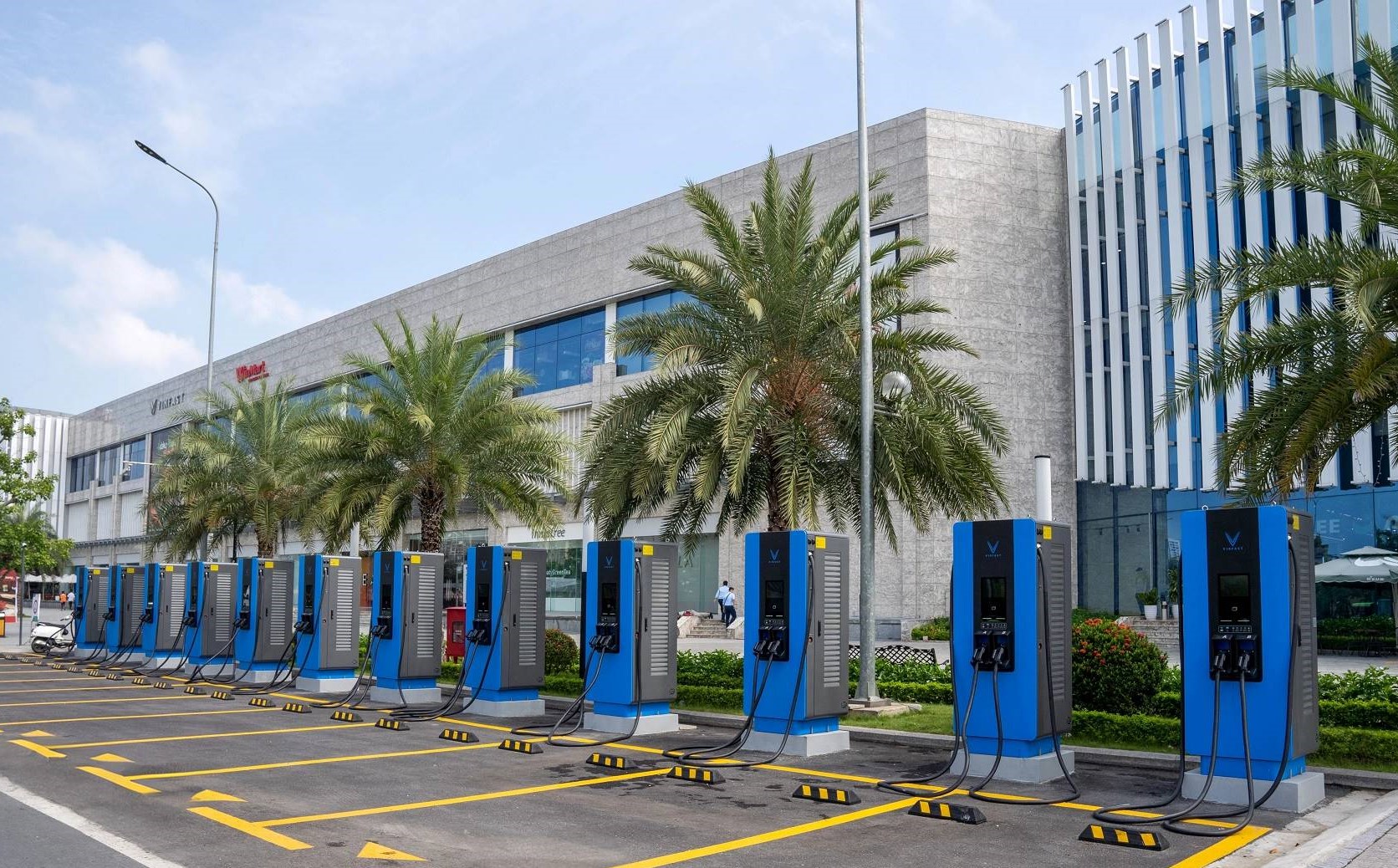 Tỷ phú Phạm Nhật Vượng mở công ty phát triển trạm sạc xe điện- Ảnh 2.
