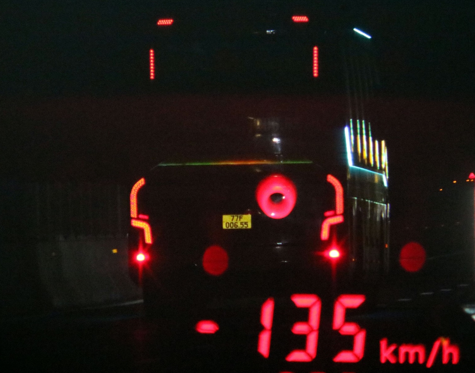 Phát hiện tài xế xe khách chạy tốc độ 135km/h trên cao tốc Vĩnh Hảo – Phan Thiết- Ảnh 1.