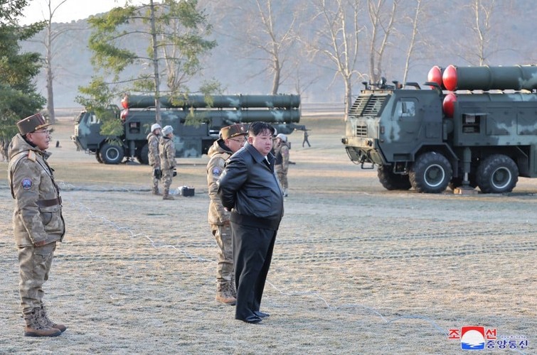 Tên lửa đa nòng 600 mm khai hỏa, ông Kim Jong-un đứng giám sát và động viên binh lính- Ảnh 1.