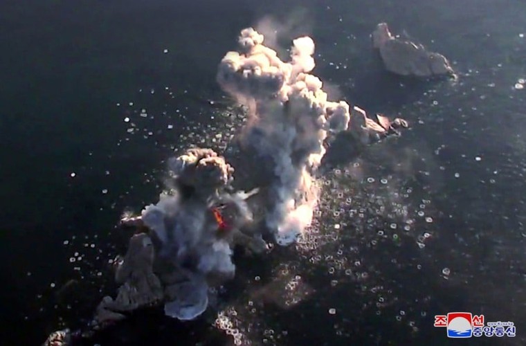 Tên lửa đa nòng 600 mm khai hỏa, ông Kim Jong-un đứng giám sát và động viên binh lính- Ảnh 10.