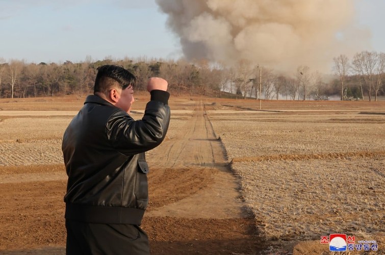 Tên lửa đa nòng 600 mm khai hỏa, ông Kim Jong-un đứng giám sát và động viên binh lính- Ảnh 9.