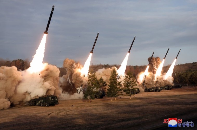 Tên lửa đa nòng 600 mm khai hỏa, ông Kim Jong-un đứng giám sát và động viên binh lính- Ảnh 3.