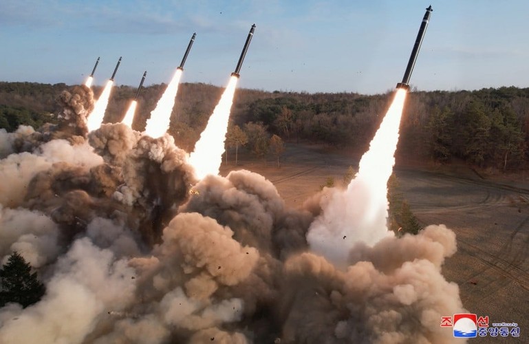 Tên lửa đa nòng 600 mm khai hỏa, ông Kim Jong-un đứng giám sát và động viên binh lính- Ảnh 4.