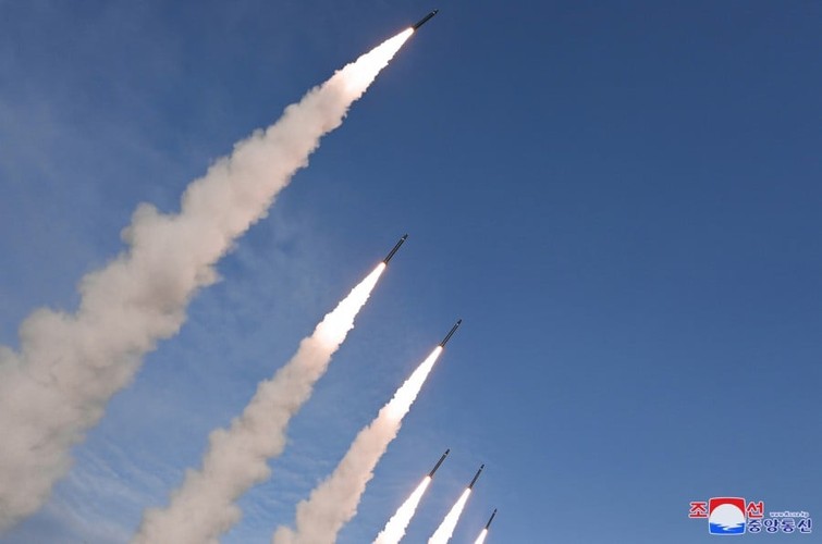 Tên lửa đa nòng 600 mm khai hỏa, ông Kim Jong-un đứng giám sát và động viên binh lính- Ảnh 7.