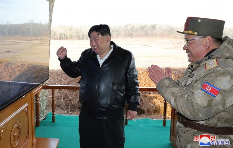 Tên lửa đa nòng 600 mm khai hỏa, ông Kim Jong-un đứng giám sát và động viên binh lính- Ảnh 8.
