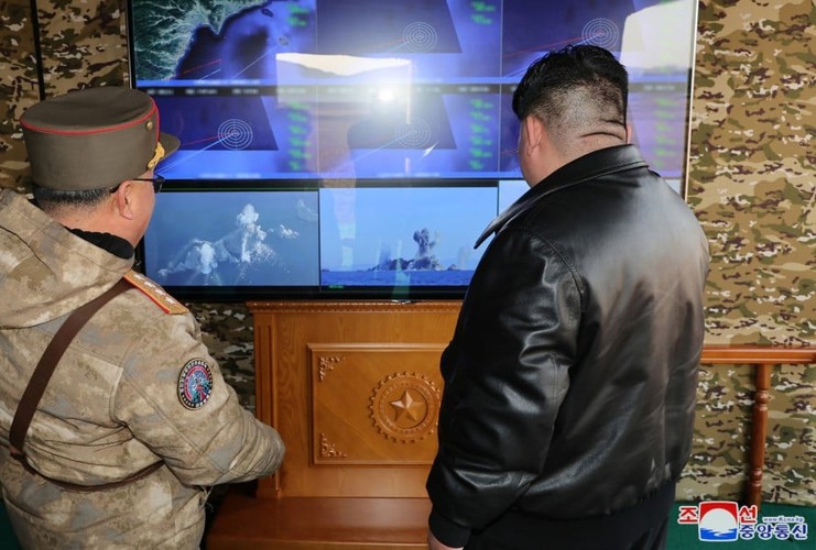 Tên lửa đa nòng 600 mm khai hỏa, ông Kim Jong-un đứng giám sát và động viên binh lính- Ảnh 11.