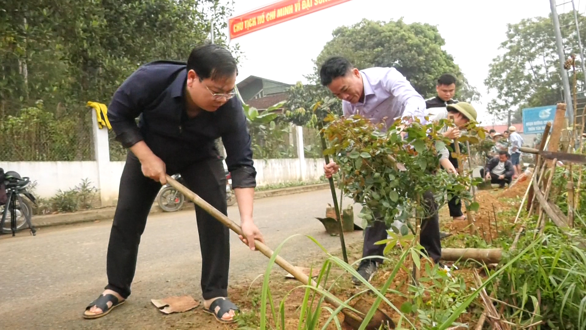 Nơi xa xôi của Thanh Hóa, một xã trồng hoa hồng cổ làm đường hoa nông thôn mới- Ảnh 3.