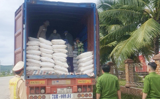 Lộ diện người kinh doanh 32 tấn đường nhập lậu vận chuyển trên xe đầu kéo ở Quảng Ngãi- Ảnh 1.