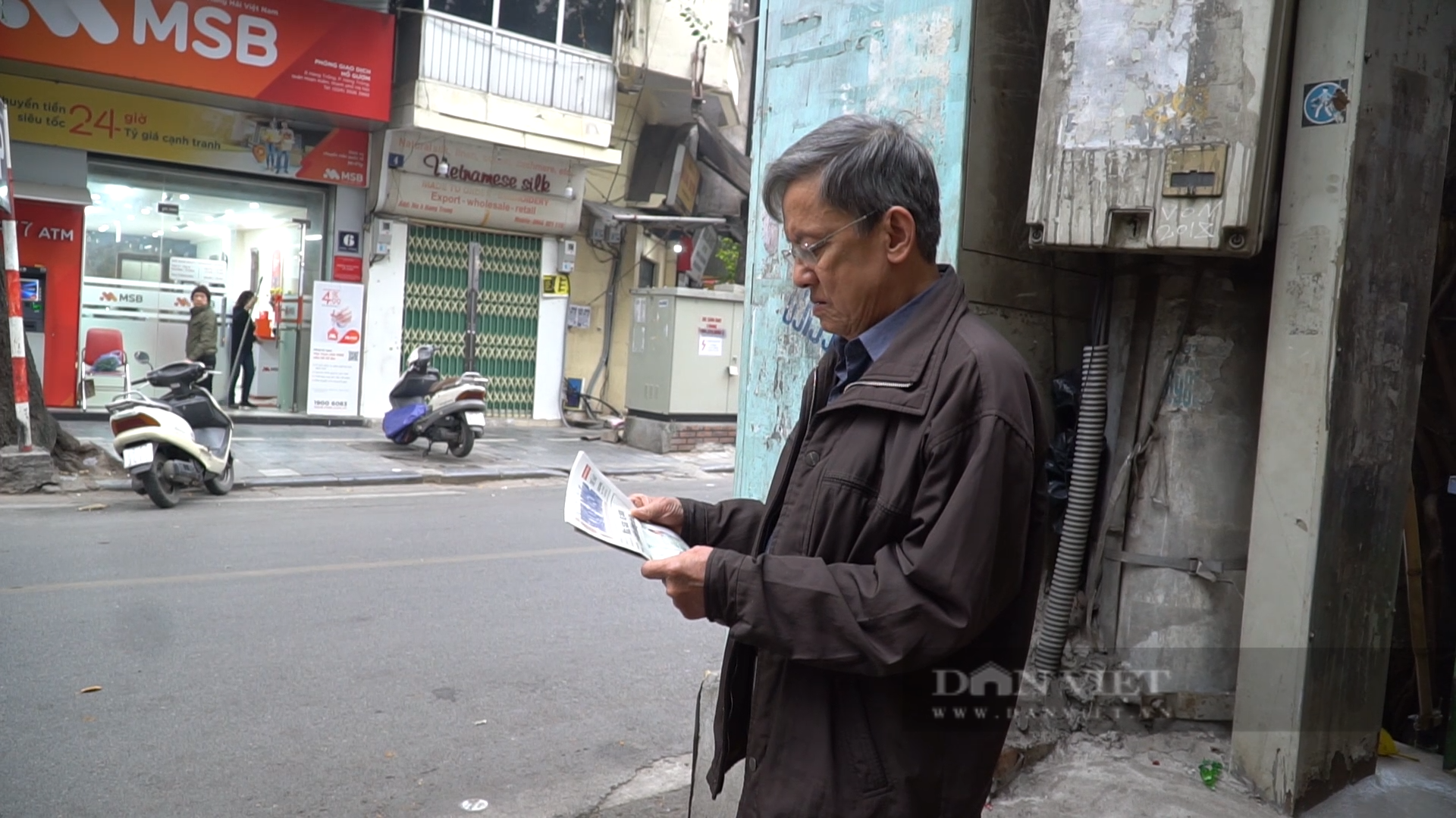 Nghề giao báo giấy ở Thủ đô: Sáng nào cũng tất bật “chạy đua với bình minh”- Ảnh 4.