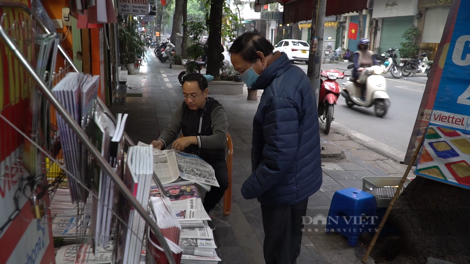 Nghề giao báo giấy ở Thủ đô: Sáng nào cũng tất bật “chạy đua với bình minh”- Ảnh 5.