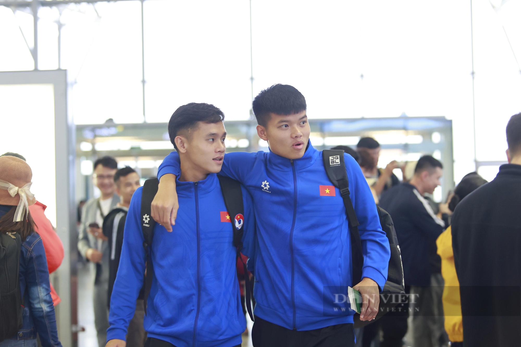 ĐT Việt Nam hào hứng lên đường đấu ĐT Indonesia- Ảnh 5.
