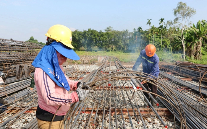 Công nhân đang thi công dự án Vành đai 3 TP.HCM đoạn qua tỉnh Bình Dương. Ảnh: Trần Khánh