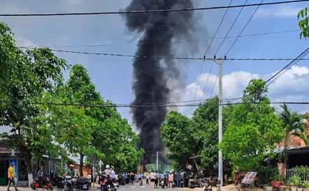 Khống chế đám cháy tại bãi tạm giữ xe của công an huyện Khánh Vĩnh, Khánh Hòa- Ảnh 1.