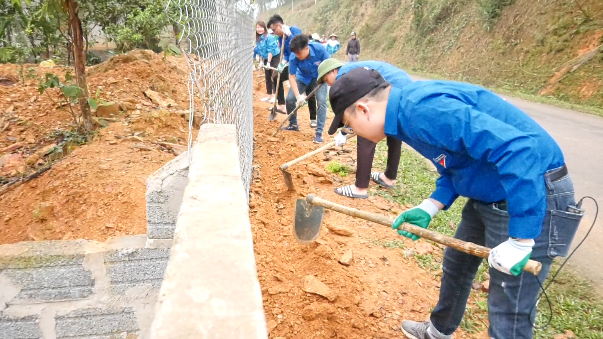 Nơi xa xôi của Thanh Hóa, một xã trồng hoa hồng cổ làm đường hoa nông thôn mới- Ảnh 2.