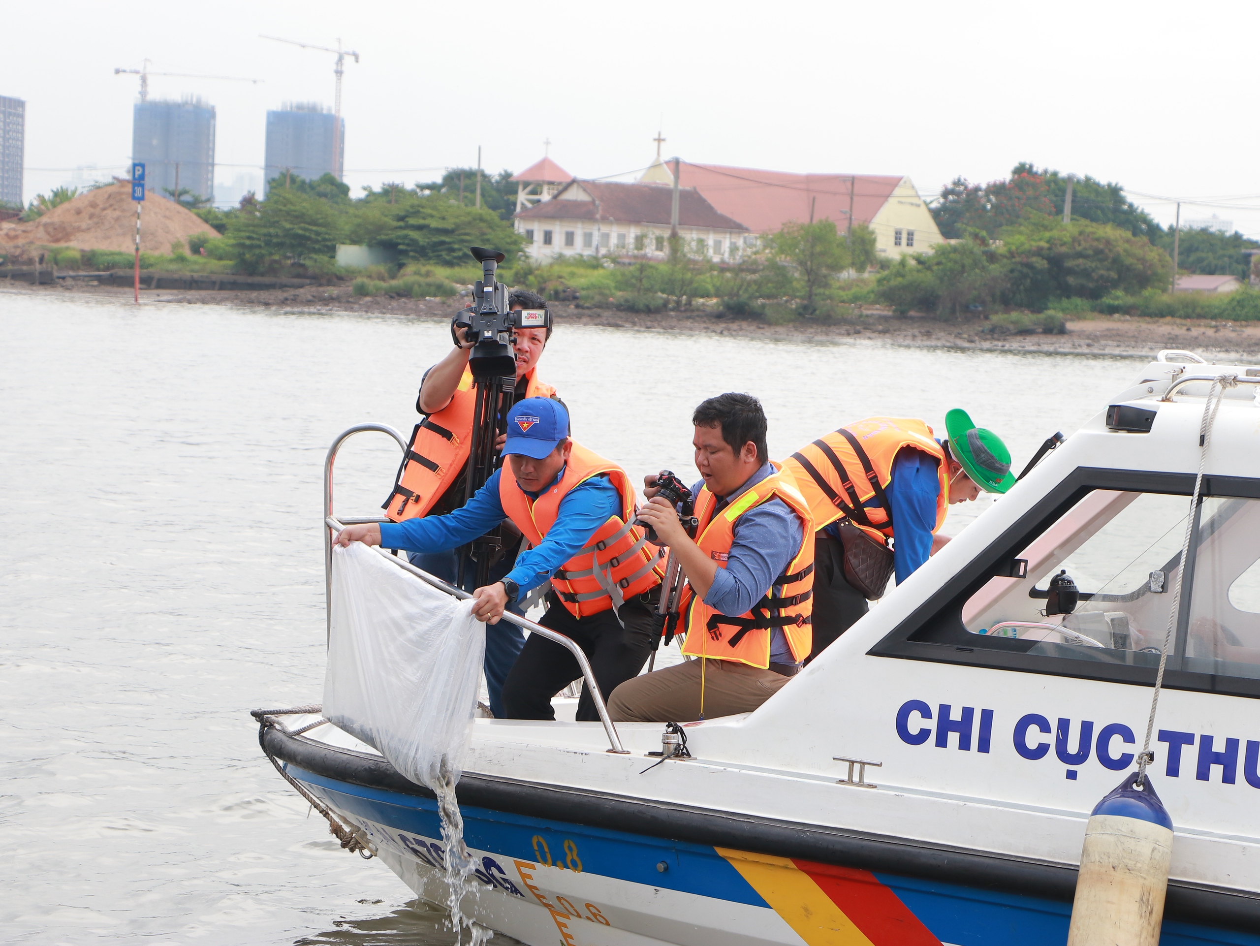 TP.HCM thả giống cá lăng đuôi đỏ, tôm càng xanh, cá hô… xuống sông Sài Gòn - Ảnh 1.