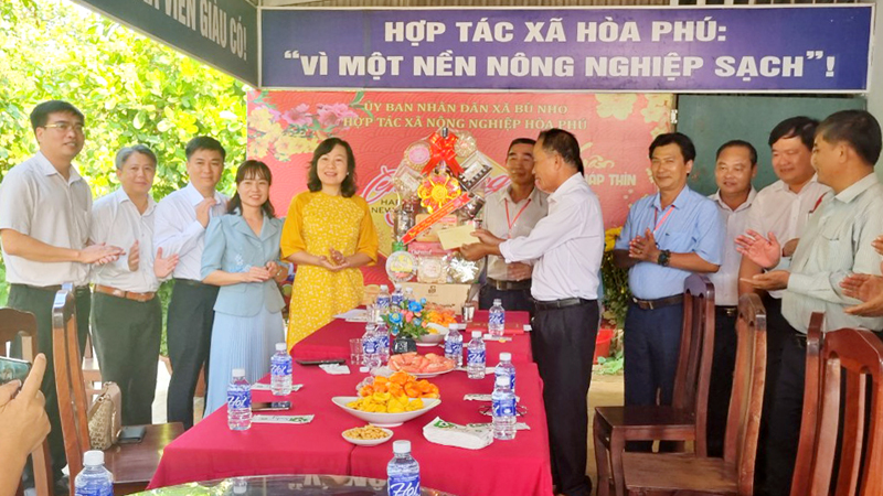Lãnh đạo tỉnh Bình Phước thăm và làm việc tại HTX Nông nghiệp sạch Hòa Phú đầu năm 2024. Ảnh: Thanh Trâm