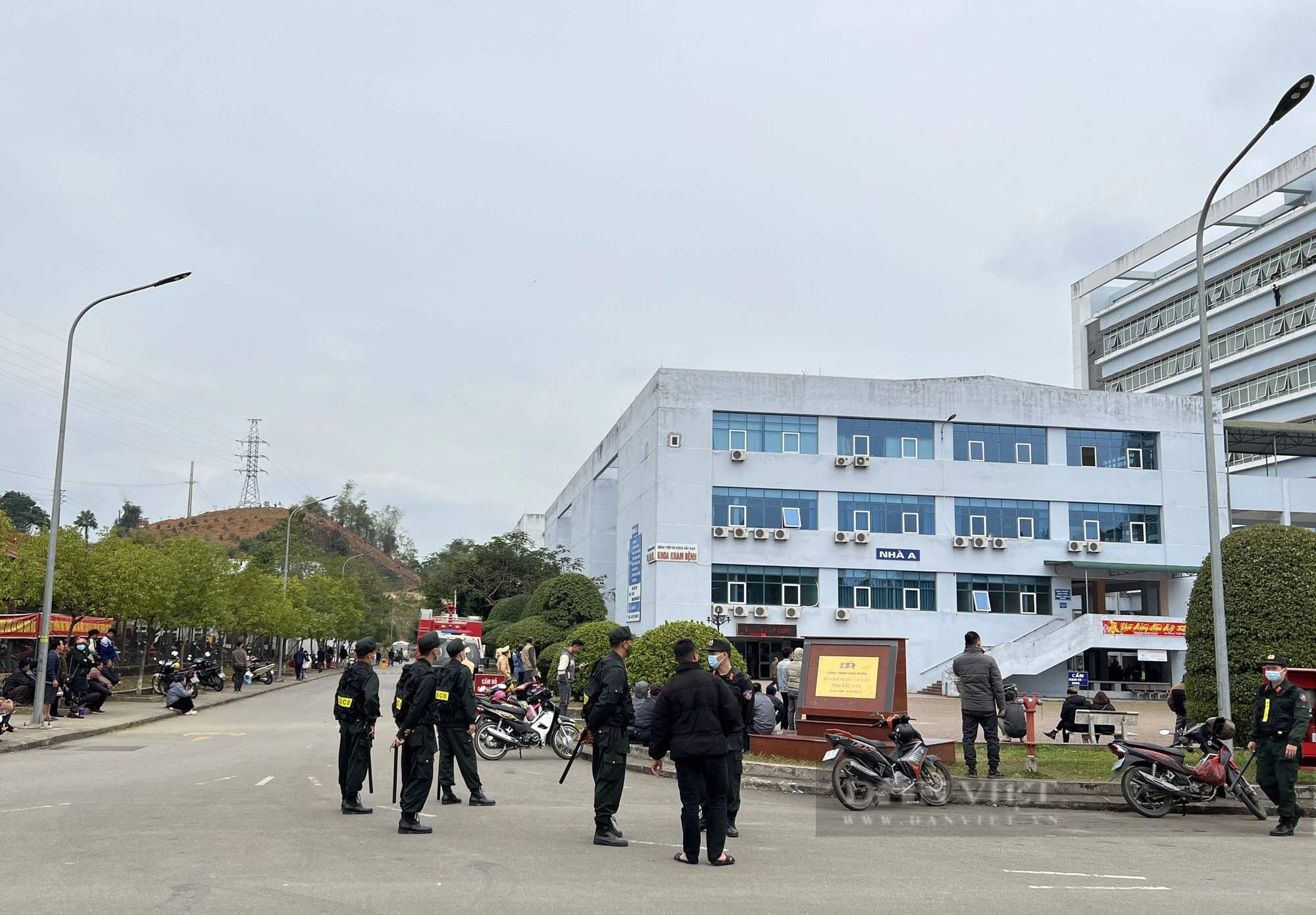 Cứu người có ý định nhảy lầu, một bảo vệ Bệnh viện Đa khoa Bắc Kạn rơi từ tầng cao tử vong- Ảnh 1.