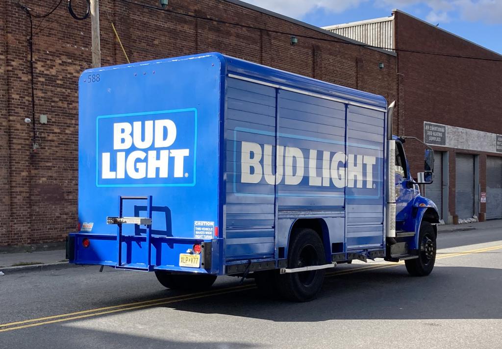 Khủng hoảng của Bud Light chưa buông tha "Vua bia"- Ảnh 1.