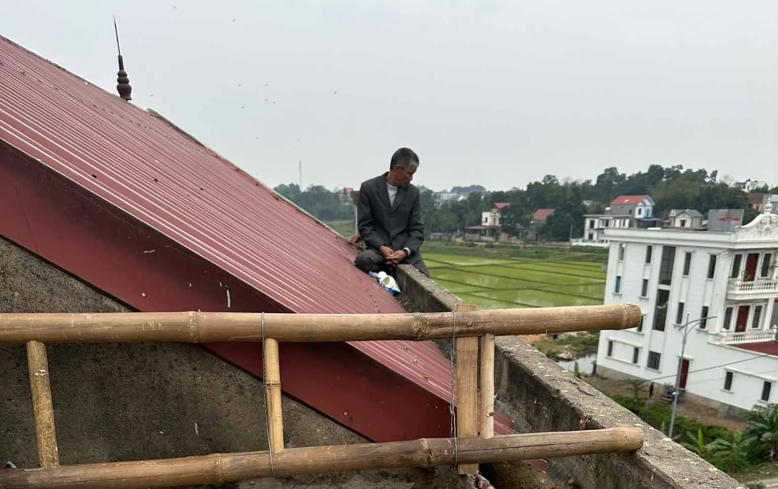 Đối tượng đâm trọng thương mẹ và vợ ở Bắc Giang đã nhảy từ tầng cao xuống đất bị thương nặng- Ảnh 2.