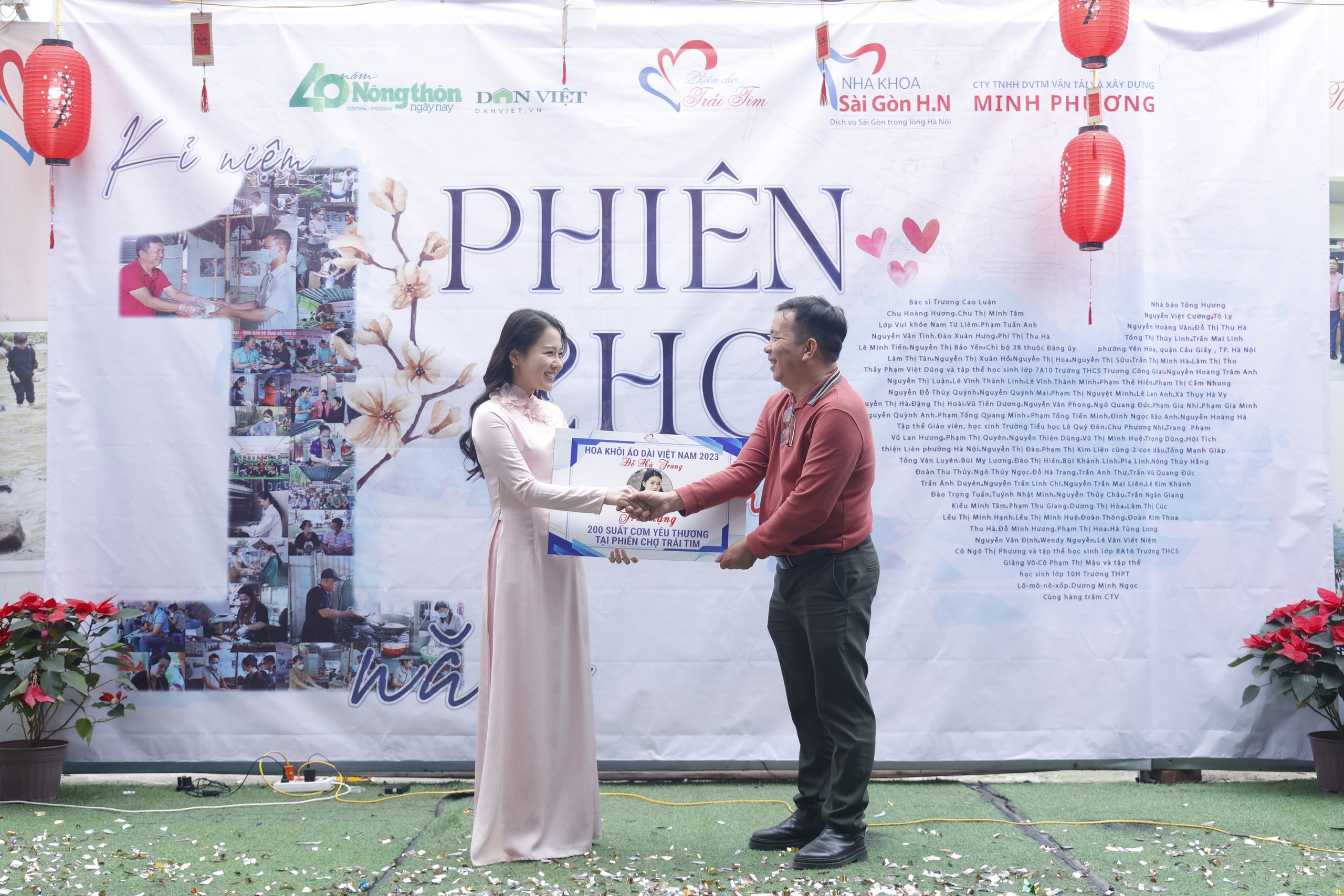 Hoa khôi Áo dài Việt Nam 2023 Đỗ Hà Trang trao tặng 200 suất cơm đến bệnh nhân tại Phiên Chợ Trái Tim- Ảnh 5.