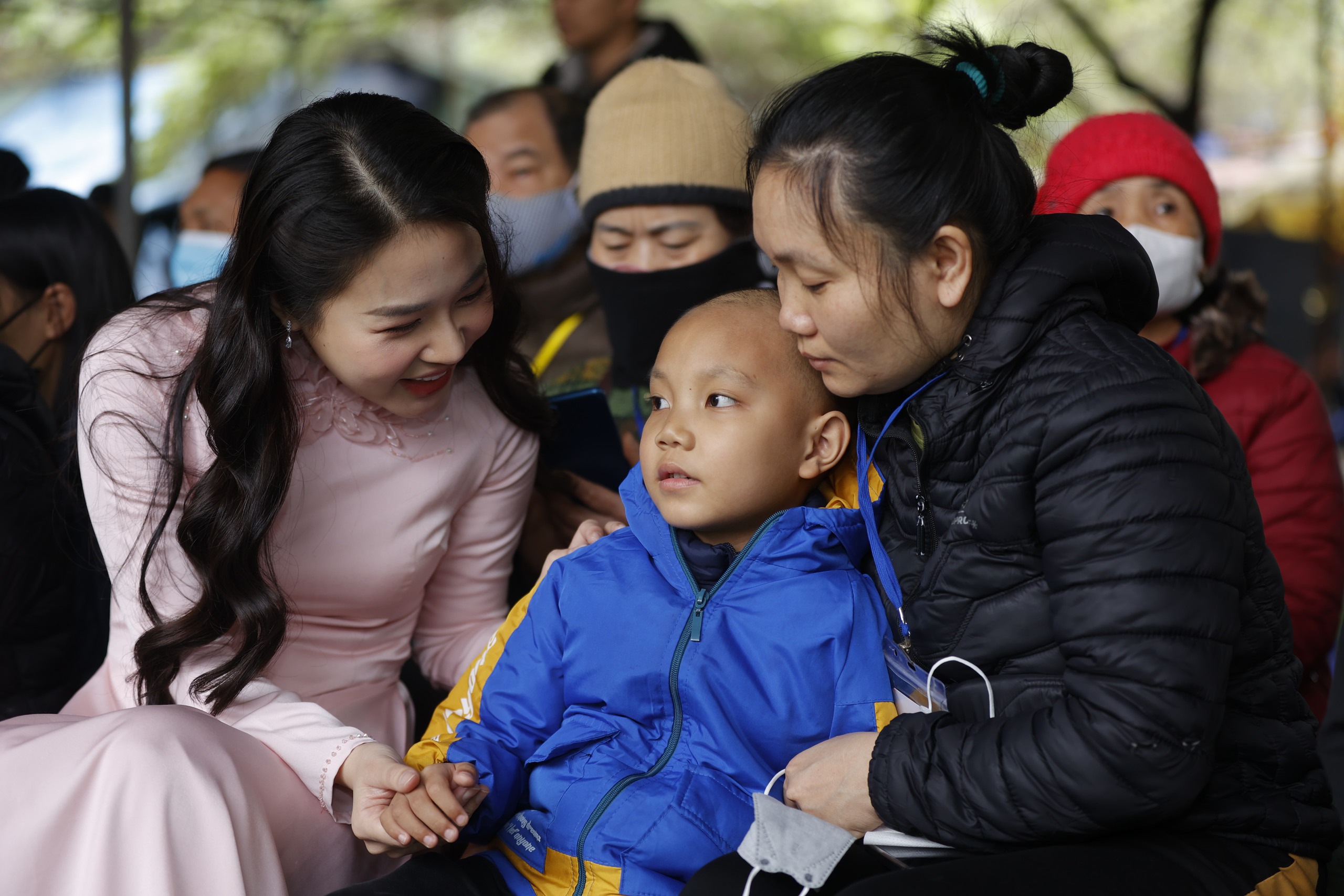 Hoa khôi Áo dài Việt Nam 2023 Đỗ Hà Trang trao tặng 200 suất cơm đến bệnh nhân tại Phiên Chợ Trái Tim- Ảnh 8.